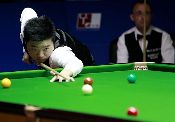 议题上与他 议题上与他